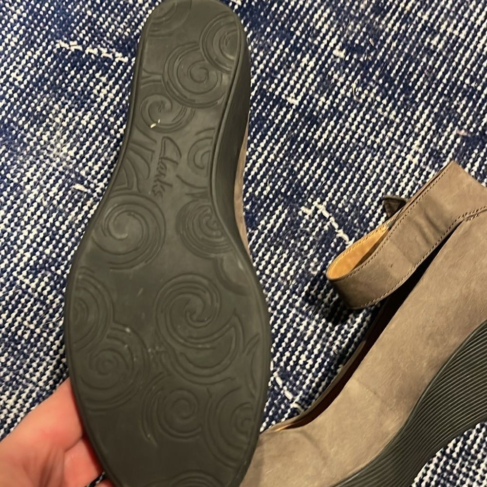 Clark’s soft suede shoes. - Picture 3 of 5